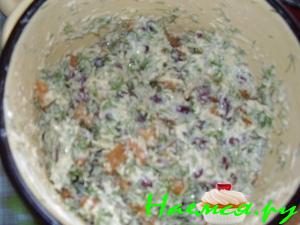 Фасолевый салат с сухариками
