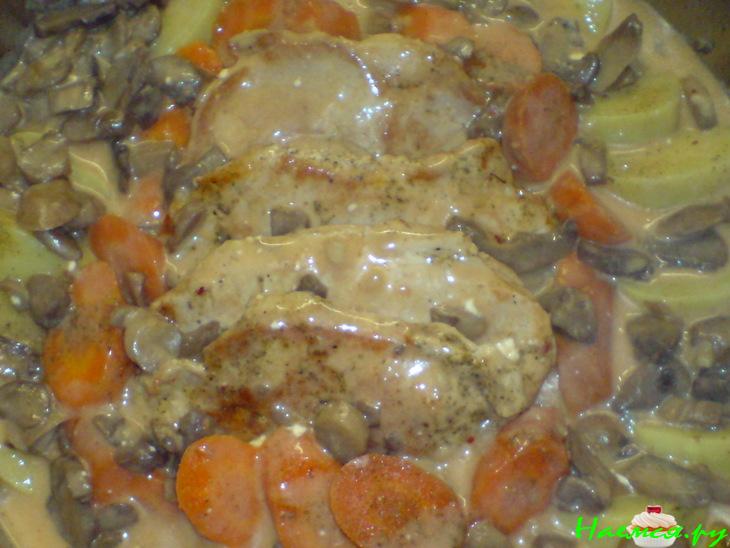 Мясо с овощами под грибным соусом