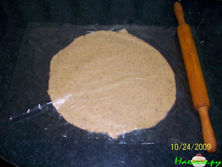 Закрытый яблочный пирог с изюмом и орехами Закрытый яблочный пирог с изюмом и орехами