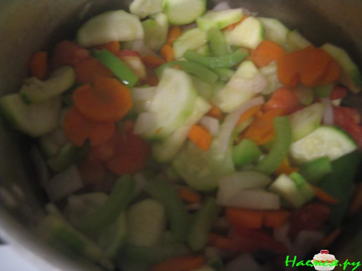 Лосось в горчично-майонезном соусе запечённый с овощами