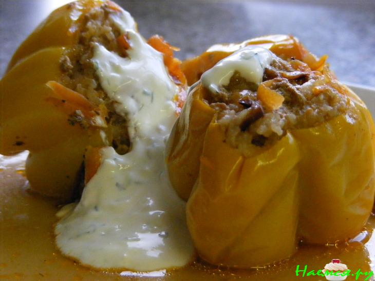 Перец фаршированный рисом и фаршем в сметанно-томатном соусе