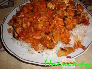 Рис с морепродуктами и помидорами