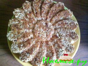 Кекс с колбасой и двумя сырами