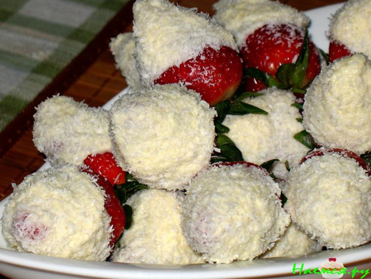 Десерт "Клубника в белой шубке"