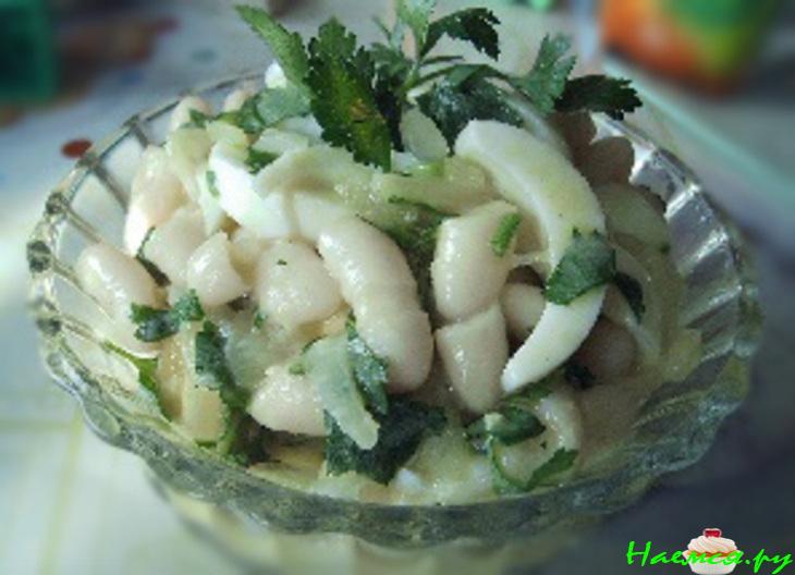 Фасолевый салатик с консервированной форелью