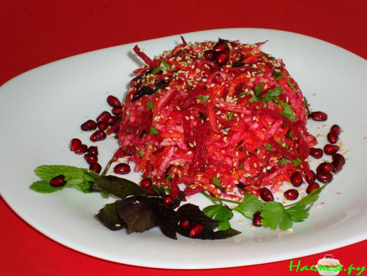 Cалат из свеклы с кольраби и кунжутом Cалат из свеклы с кольраби и кунжутом