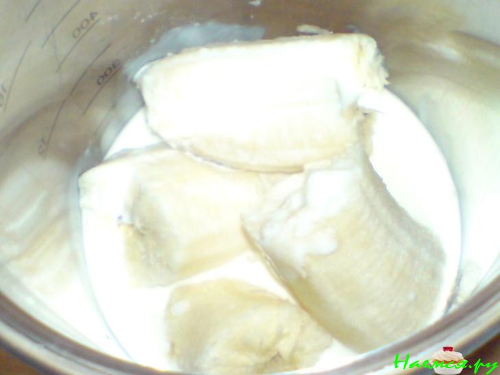 Пирожное из слоеного теста и бананово-малинового суфле