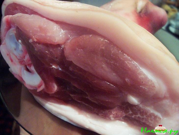 Рулька тушенная с квашеной капустой