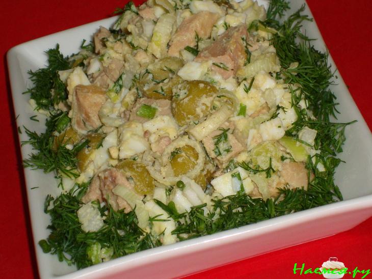 Салат из печени трески с оливками и каперсами