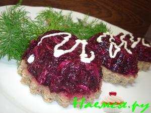 Свекольный салат с маринованным огурчиком