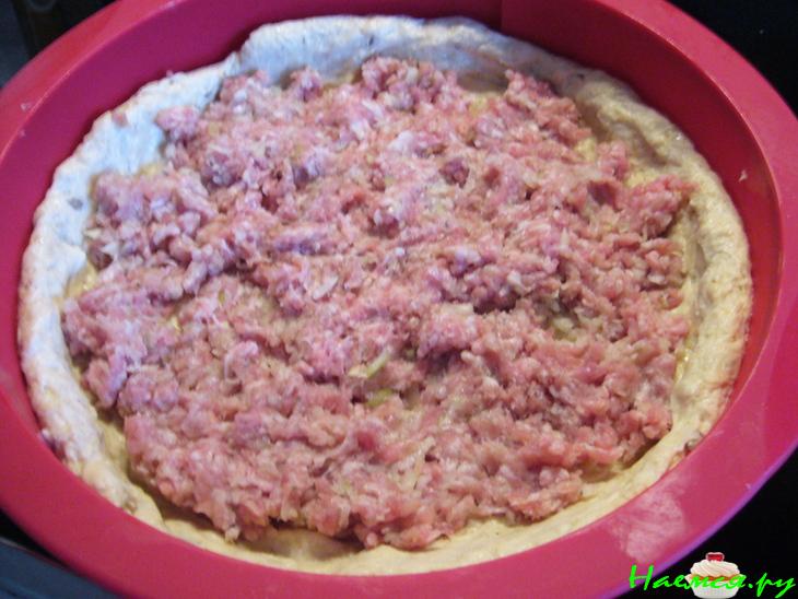 Закрытый пирог с фаршем и овощами