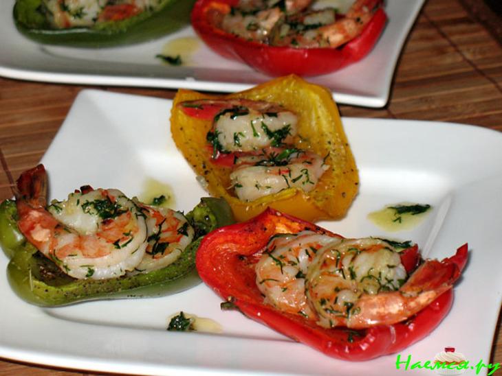 Жареные креветки в лодочках из паприки Жареные креветки в лодочках из паприки