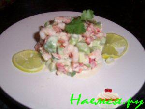 Салат с авокадо, помидором и креветками