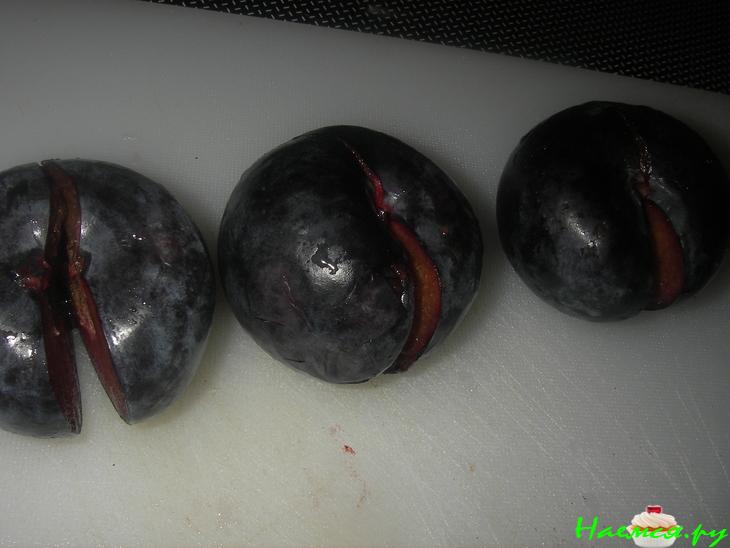 Сливы с сыром и копченой грудинкой Сливы с сыром и копченой грудинкой