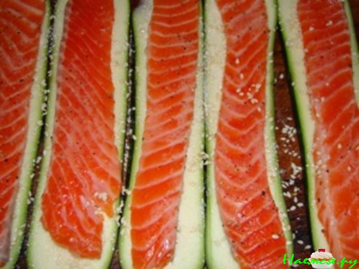 Рулетики из цуккини с семгой и грибным соусом Рулетики из цуккини с семгой и грибным соусом