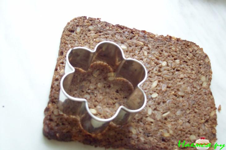 Канапе с креветками на черном хлебе