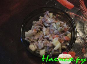 Салат мясной с яблоками
