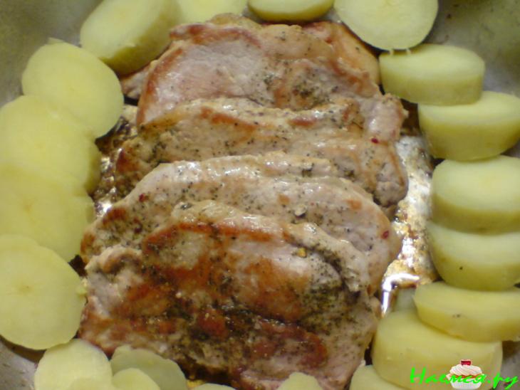 Мясо с овощами под грибным соусом