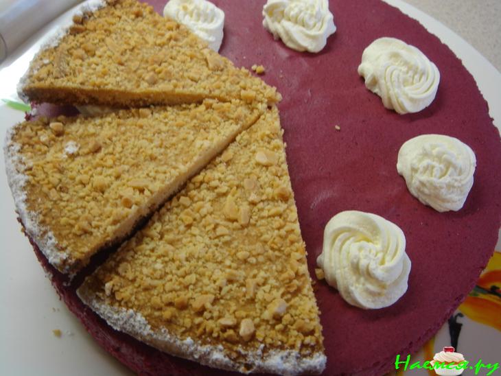 Миндальный торт с муссом из черной смородины