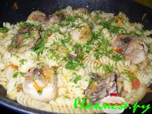 Тушенные макароны с курицей