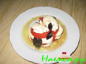 Салат из помидоров и моцарелы