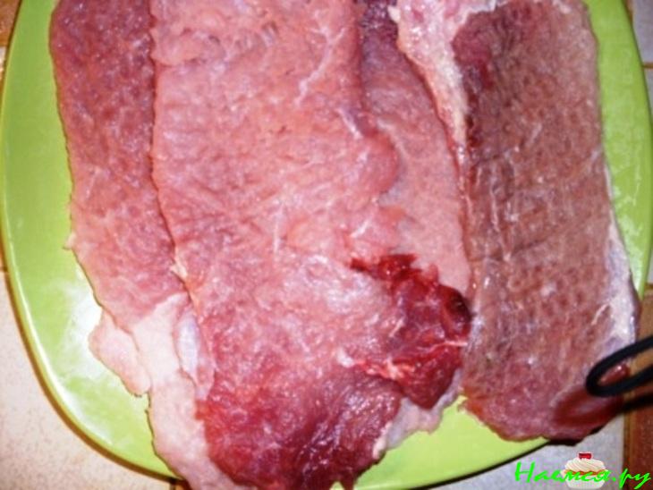 Рулет свиной с черносливом, грецкими орехами, чесноком, горчицей и хреном