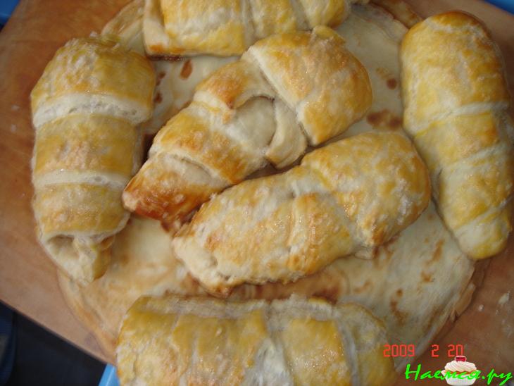 Слоеные трубочки и три вида крема