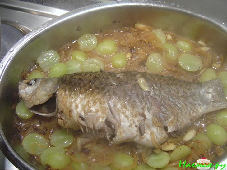 Карп тушеный с виноградом