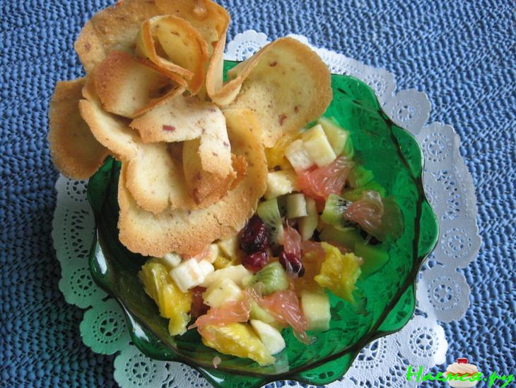 Свежие фрукты в хрустящих корзиночках