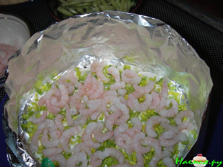 Слоеный салат с креветками и омлетом Слоеный салат с креветками и омлетом