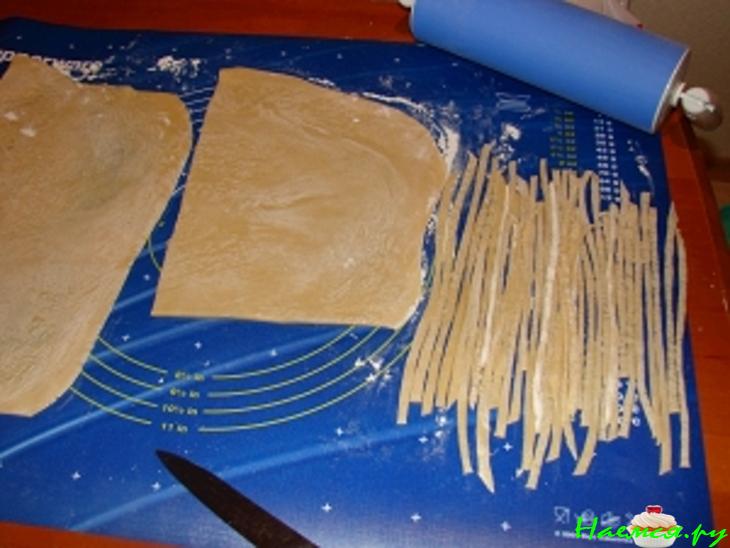 Суп с домашней лапшой, тушёнкой и грибами