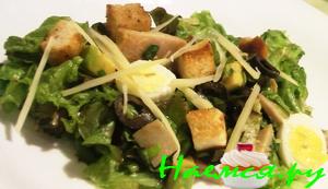 Салат с осетриной, авокадо и перепелиными яйцами