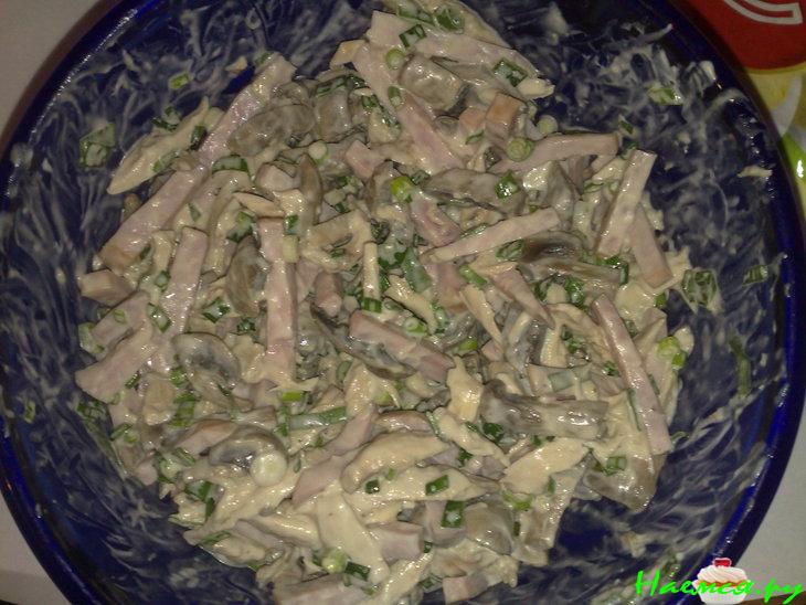 Салат "Любимый" с курицей, шампиньонами и ветчиной Салат "Любимый" с курицей, шампиньонами и ветчиной