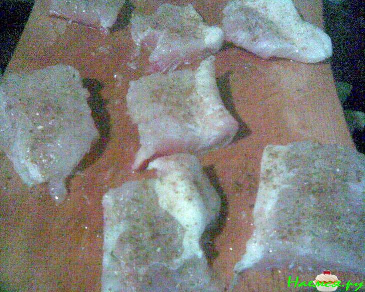 Жареная рыба в круглых вафельках