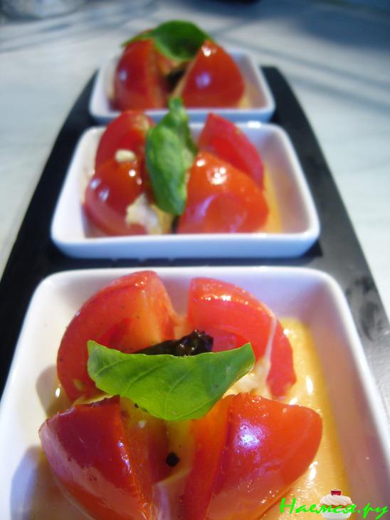 Помидоры с моцареллой, запеченные в фольге Помидоры с моцареллой, запеченные в фольге