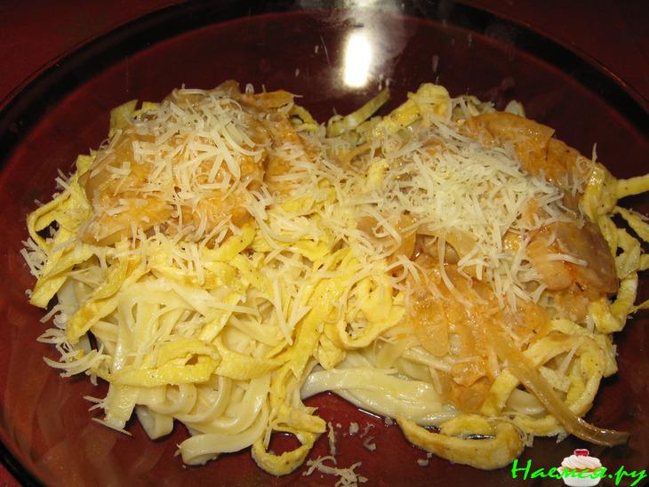Гнёзда из макарон с грибами и омлетом