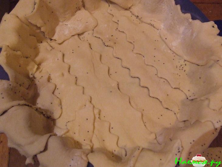 Закусочный пирог из слоеного теста с курицей, брынзой и сушеной мятой Закусочный пирог из слоеного теста с курицей, брынзой и сушеной мятой