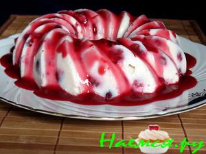 Холодный молочный пудинг с вишнями