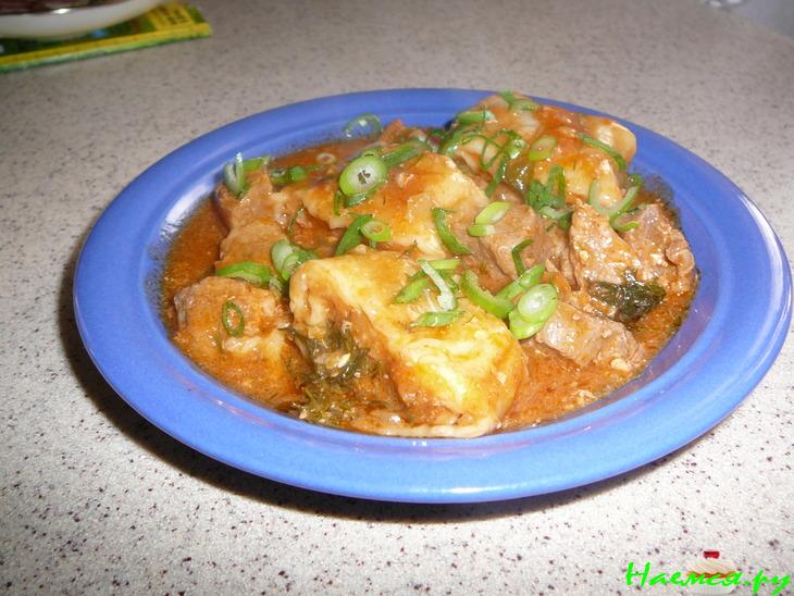 Мясо с луковыми рулетиками