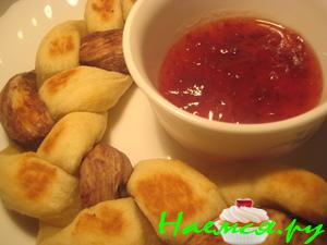 Косичка с какао и клубничным джемом