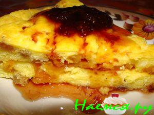 Творожная запеканка с курагой и изюмом