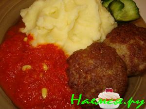 Котлеты с копчёным сыром и соусом из сладкого перца Котлеты с копчёным сыром и соусом из сладкого перца