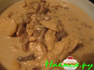 Куриная грудка с лесными грибами в сливочном соусе