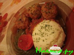 Ароматные тефтели в густом винно-томатном соусе