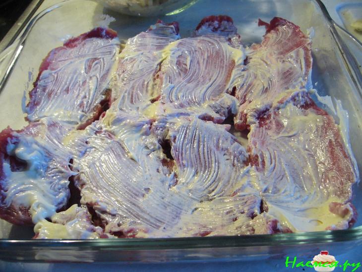 Мясо, запеченное под макронно-овощным гарниром, быстро и без особых хлопот