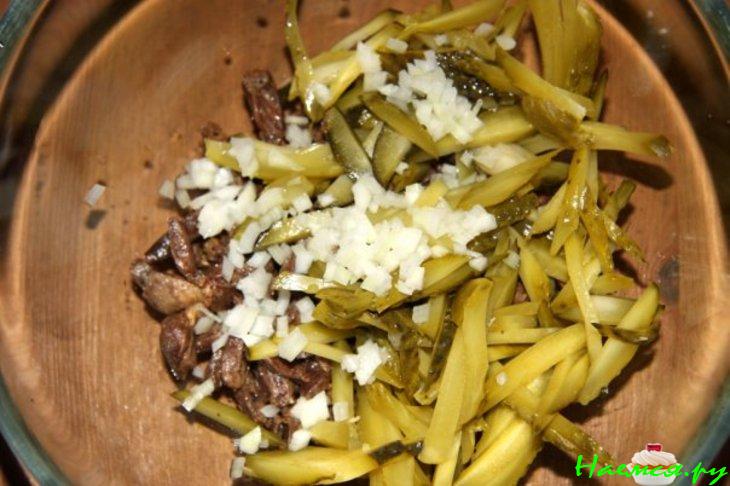 Салат из куриных сердечек с фасолью