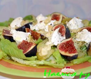 Салат с инжиром, козьим сыром и кешью