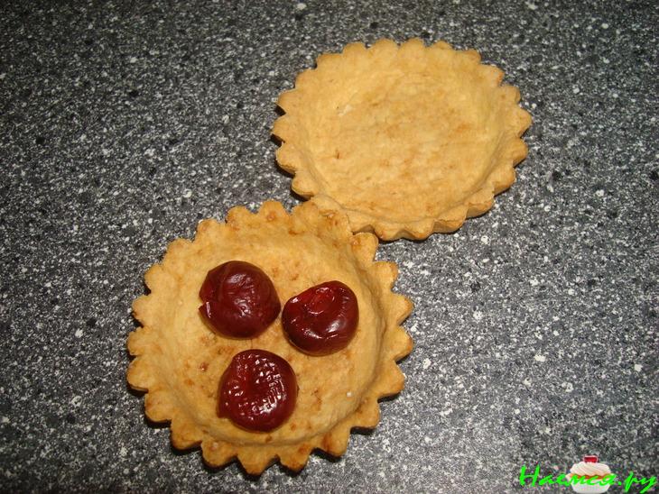 Корзиночки с облачком лимонного крема и вишенками в шоколадных кружевах