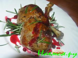 Утка с яблоками и брусничным соусом