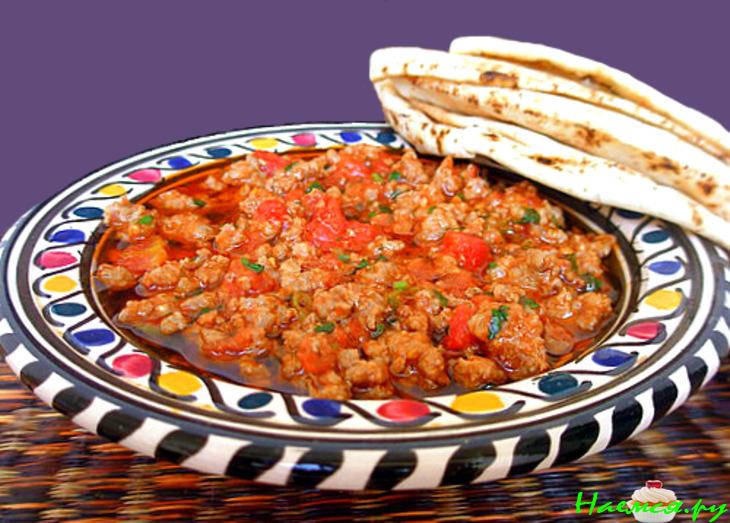 Мясной фарш с чили перчиком и томатами